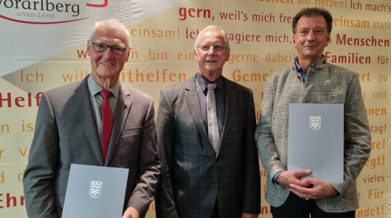 Helmut Zimmermann (stv. PVÖ-Landespräsident) freute sich mit Martin Scherrer und Siegmar Böhler über die Auszeichnung.pensionistenverband vorarlberg