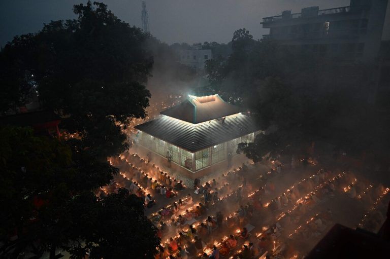 Hinduistische Anhänger beten im Shri Shri Lokanath Tempel während des hinduistischen Fastenfestes ‚Rakher Upobash‘ in Narayanganj, Bangladesch. AFP