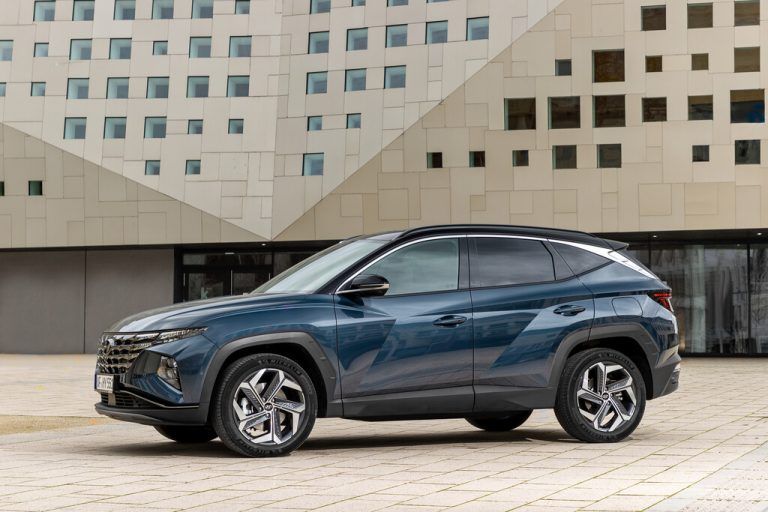 Hyundai Tucson: Die komplette Erneuerung des Designs resultierte in auffälliger Spacigkeit. Zur Auswahl stehen Benzin- und Diesel-Motoren, teils mild-hybridisiert, sowie Voll- und Plug-in-Hybride in einer Leistungsbandbreite von 116 bis zu 265 Pferdestärken.