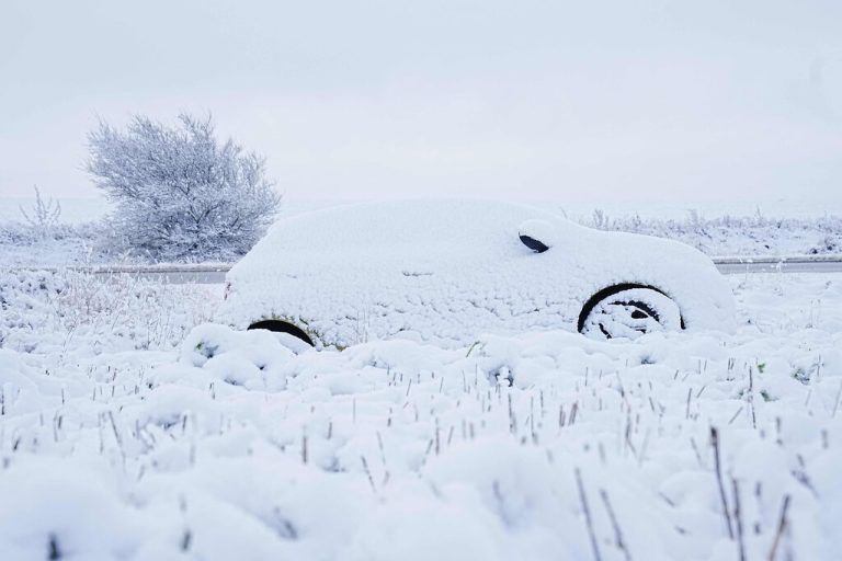 Im dänischen Jütland war Frau Holle schon fleißig. Schnee bedeckt ein Auto und die Landschaft. afp