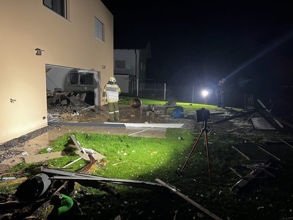 Bewohner nach Explosion in Hohenweiler Haus unverletzt, aber unter Schock. »A8