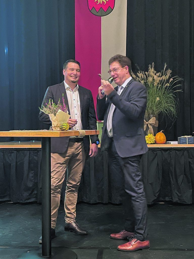 Rainer Duelli (r.) übergibt nach 30 Jahren die Schlüssel für das Gemeindeamt an seinen Nachfolger Manfred Vogt.