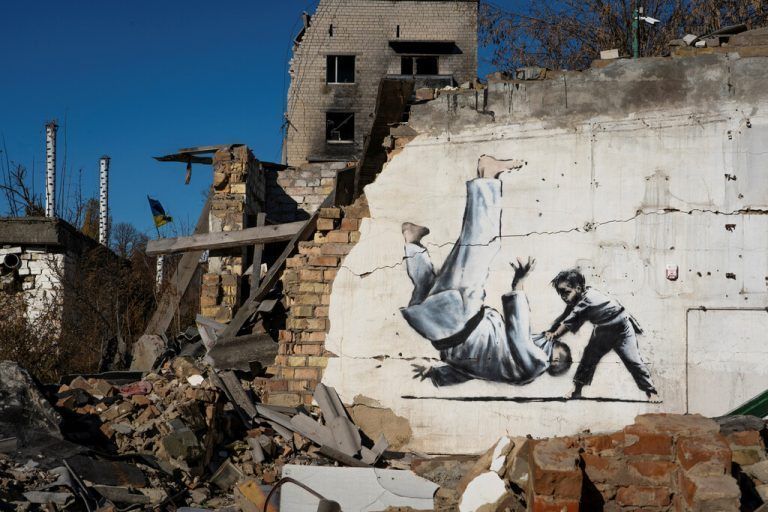 In Borodjanka ist auf einer Wand zu sehen, wie ein Kind einen Mann beim Judo zu Boden wirft - offenbar eine Anspielung auf den russischen Präsidenten Wladimir Putin, der ein begeisterter Judoka ist.