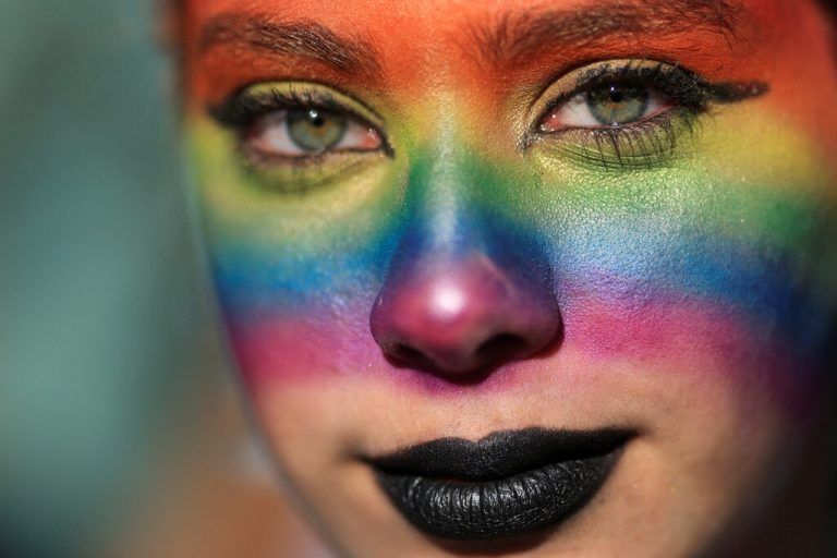 In den Farben des Regenbogens hat diese Person bei der Gay Pride in Buenos Aires, Argentinien, ihr Gesicht bemalt. Reuters