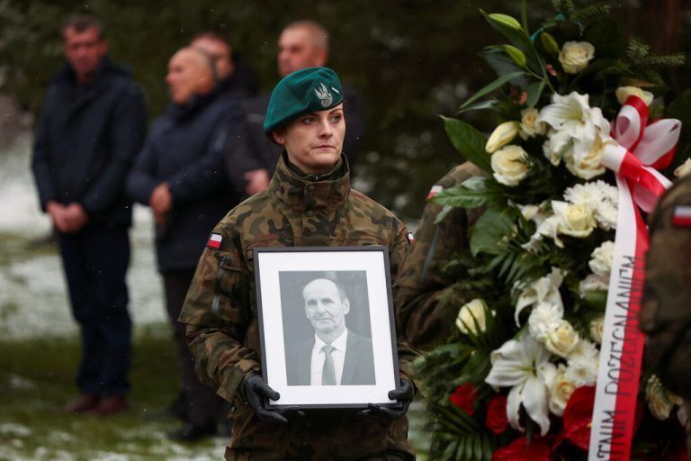 In Polen ist das zweite der beiden Todesopfer des Raketeneinschlags im Grenzgebiet zur Ukraine mit einem Staatsbegräbnis beigesetzt worden. reuters