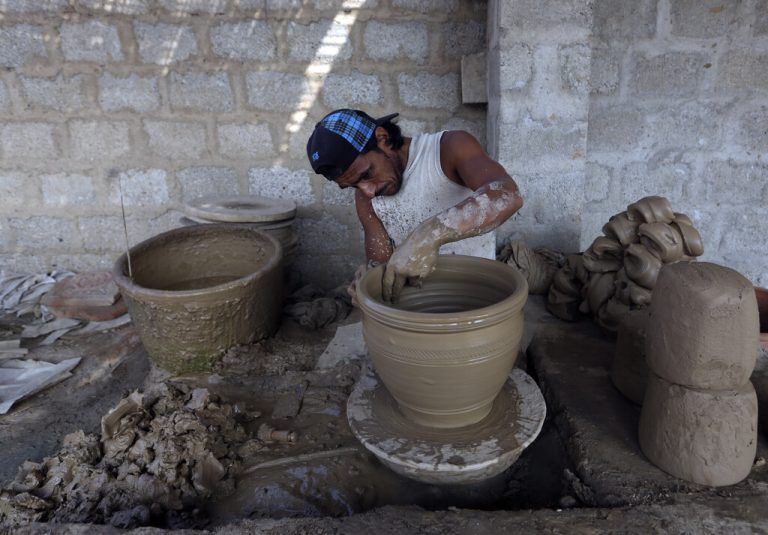 In seiner Werkstatt, die sich in der pakistanischen Metropole Karatschi befindet, fertigt ein Mann ein Behältnis aus Ton an. AP