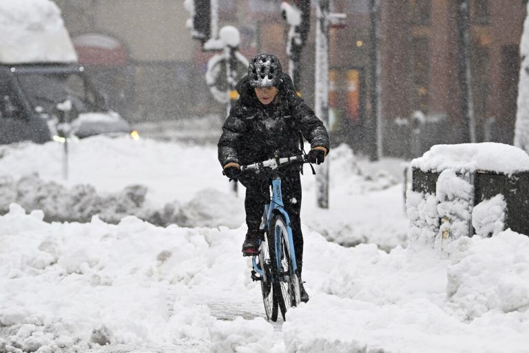 In Teilen von Schweden sorgten starke Schneefälle gestern für Verkehrschaos. ap