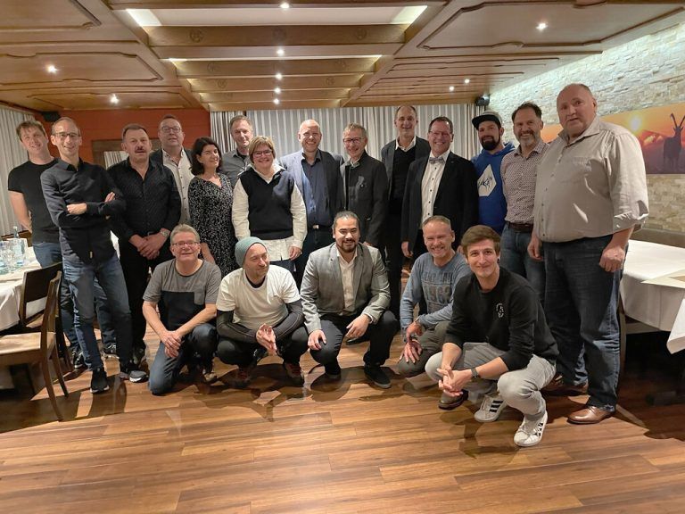 Jubilare 21 Mitarbeiterinnen und Mitarbeiter von Fliesenpool in Götzis, Hohenems und Nenzing wurden für ihre langjährige Mitarbeit und Treue geehrt. Insgesamt kommen die Jubilare auf 360 Jahre Erfahrung. fliesenpool