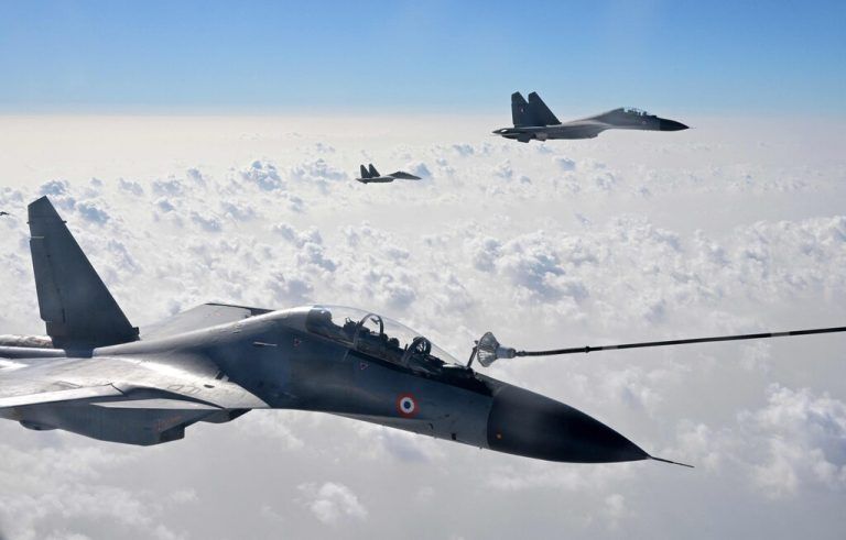 Kampfjets der indischen Luftwaffe nehmen an einer gemeinsamen Luftbetankungsübung der französischen Luft- und Raumfahrtbehörde im indischen Wüstenstaat Rajasthan teil. AFP