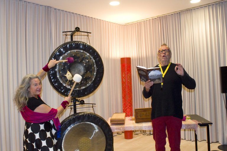 Klangkünstlerin Karin Amann und Literat Ulrich Gabriel bei ihrer Performance. Franc