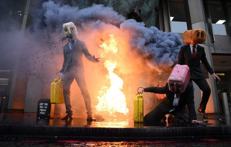 Klimaaktivisten der Gruppe Ocean Rebellion demonstrieren vor dem Büro der International Maritime Organization in London gegen die Nutzung fossiler Brennstoffe. afp
