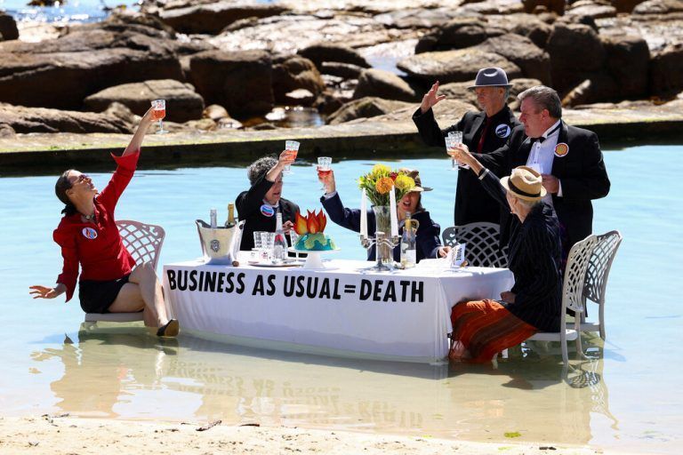 Klimaaktivisten inszenierten in Cape Town, Südafrika, ein kleines Theaterstück, um auf die Klimakatastrophe aufmerksam zu machen. Reuters