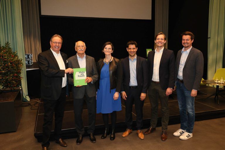 KR Hermann Metzler, Gründer Horst Zimmermann, Firmenhistorikerin Friederike Hehle sowie die GF Gerhard Dreher und Martin Schallert. AME