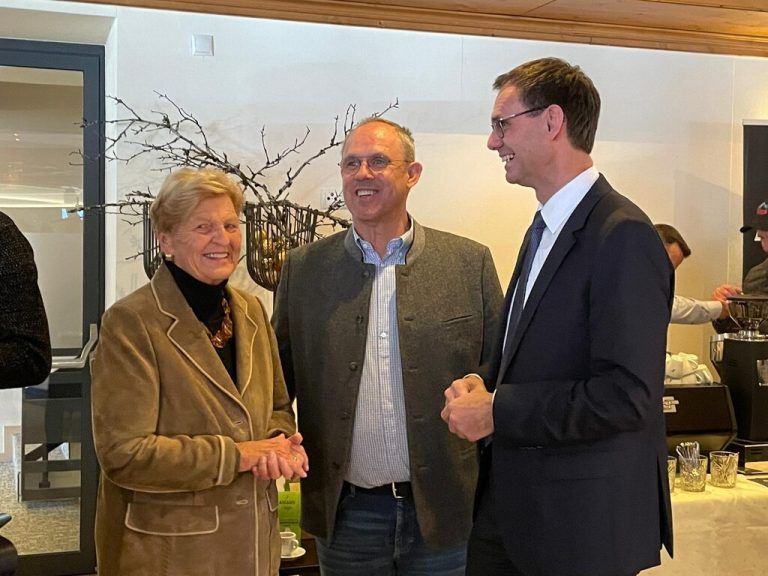 Landeshauptmann Markus Wallner gratulierte auch Senior-Chefin Josefine Zudrell herzlich zum Jubiläum.