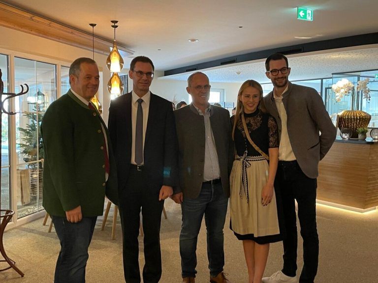 Landeshauptmann Markus Wallner mit den Geschäftsführern Karl Heinz (l.) und Andreas Zudrell (r.) sowie den Nachfolgern Magdalena Zudrell-Fürst und Lukas Fürst.