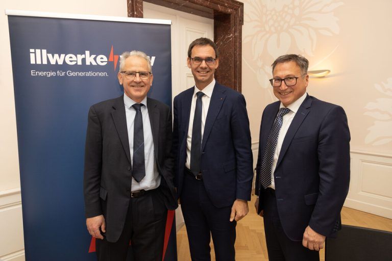 Landeshauptmann Markus Wallner stellte mit den Vorstandsmitgliedern der illwerke vkw, Christof Germann (links) und Helmut Mennel (rechts), das Projekt vor.Tanzer
