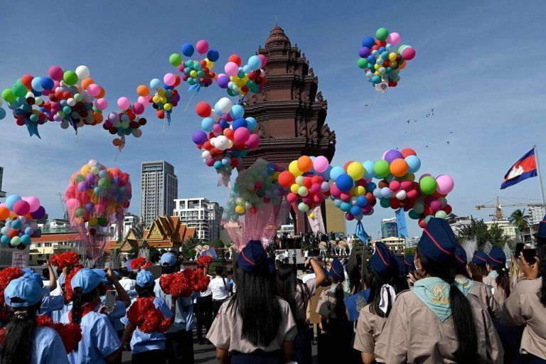Luftballons werden am Unabhängigkeitsdenkmal in Phnom Penh, Kambodscha, während einer Zeremonie anlässlich der Feierlichkeiten zum 69. Unabhängigkeitstag in den Himmmel gelassen. AFP