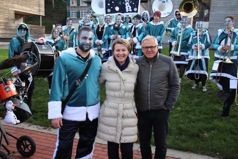 Marcel Hehle mit Petra und Michael Fröwis.