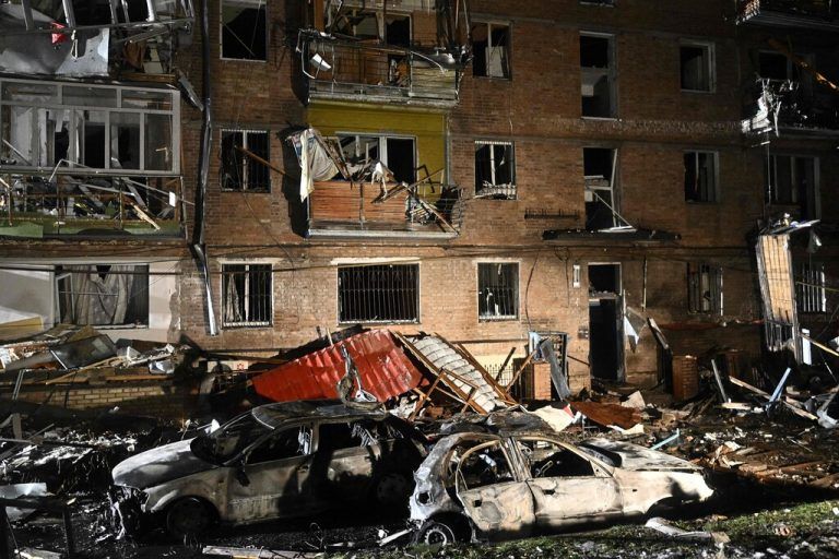 Massive Luftangriffe wie hier in Kiew und der Ausfall von Strom und der Wasserversorgung lassen die Zivilbevölkerung zunehmend verzweifeln.AFP