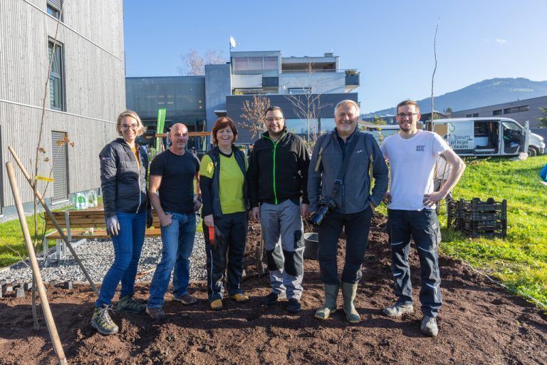 MiniWald Mitarbeiter von Rhomberg Bau Gruppe haben im Dornbirner Turteltaubweg einen Miniwald gepflanzt. Mit der Ansiedelung schnellwachsender Bäume und Pflanzen soll ein natürlicher Wald in seinen verschiedenen Schichten und in seiner Biodiversität nachgeahmt werden. rhomberg