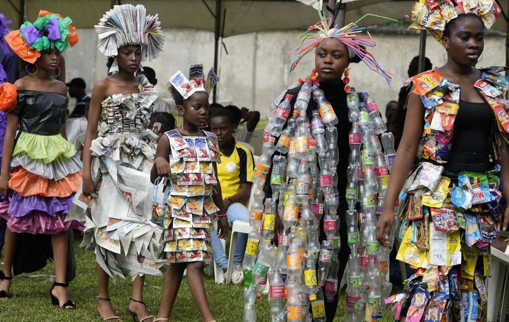 Nigerianische Umweltaktivisten machen Müll zu Mode