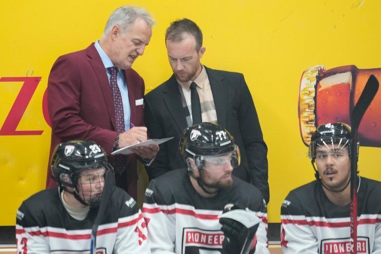 Müssen nach mehreren Ausfällen an der Pioneers-Aufstellung tüfteln: Coach Marc Habscheid (l.) und Cotrainer Dylan Stanley. Harz