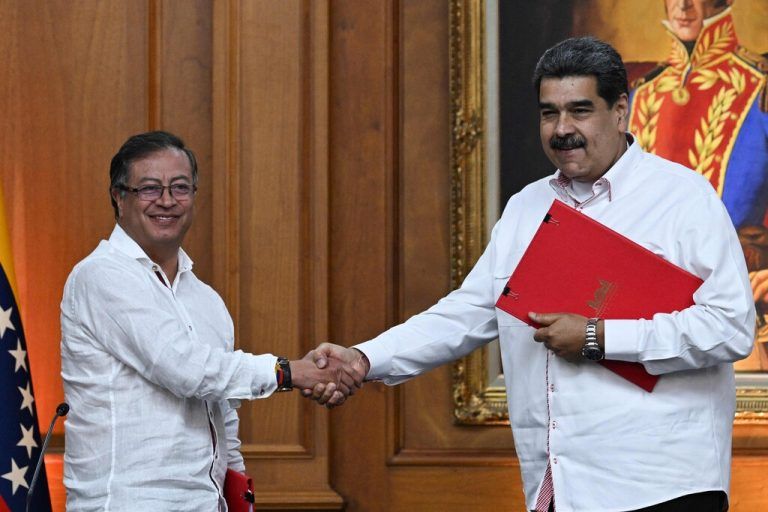 Nach drei Jahren Funkstille trafen Kolumbiens Präsident Gustavo Petro (l.) und sein venezolanischer Amtskollege Nicolas Maduro zusammen. AFP