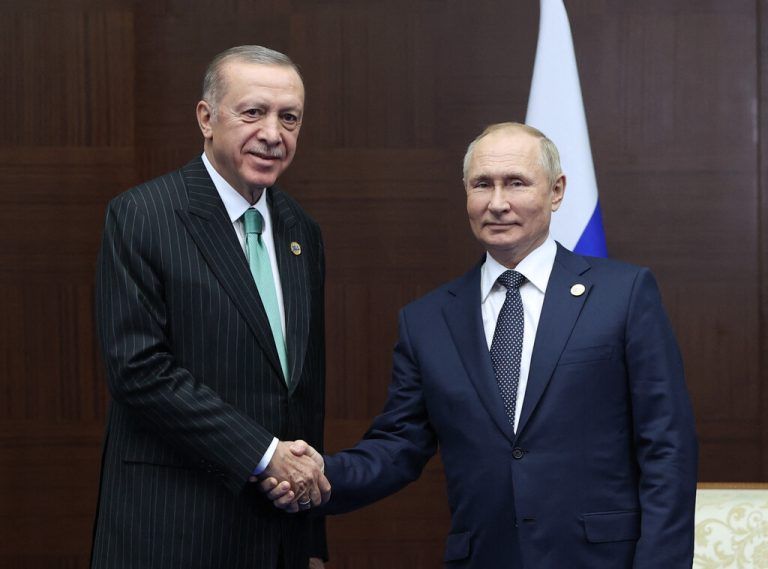 Nach einem Telefonat zwischen Putin und Erdogan wurde die Fortsetzung des Getreideabkommens fixiert. afp