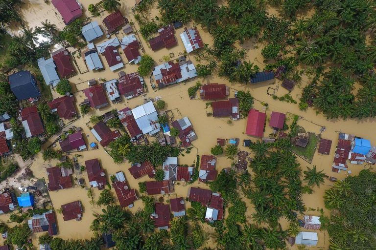 Nach sintflutartigen Regenfällen stehen diese Häuser in Aceh Tamiang in der indonesischen Provinz Aceh unter Wasser. AFP