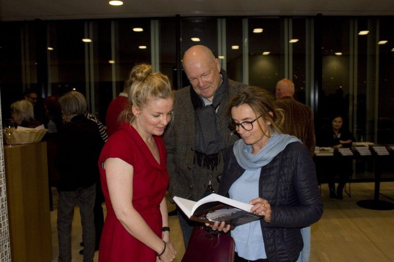 Nicole, Wolfgang und Helga Scheffknecht mit dem erstandenen Werk.