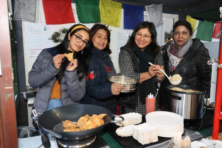 Nirmala Niederdorfer (Cashmere & Art) mit Aakriti, Laxmi und Meenu am Nepal BaseCamp.
