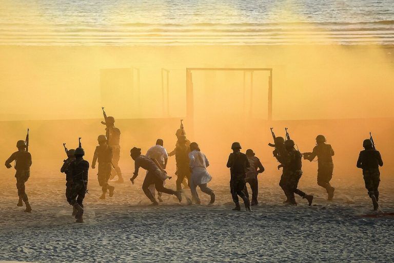 Pakistanische Marinesoldaten nehmen an einer Übung während der International Defense Exhibition and Seminar (IDEAS) am Strand der Millionenmetropole Karachi teil. AFP