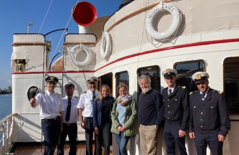 Von rechts: Laila Abdulsamad, Luca German, Reinhard Kloser, Anja Innauer, Vanessa Horvat, Robert Kössler, Felix Brandauer und Florian Pausch nach erfolgreich abgelegten Prüfungen.