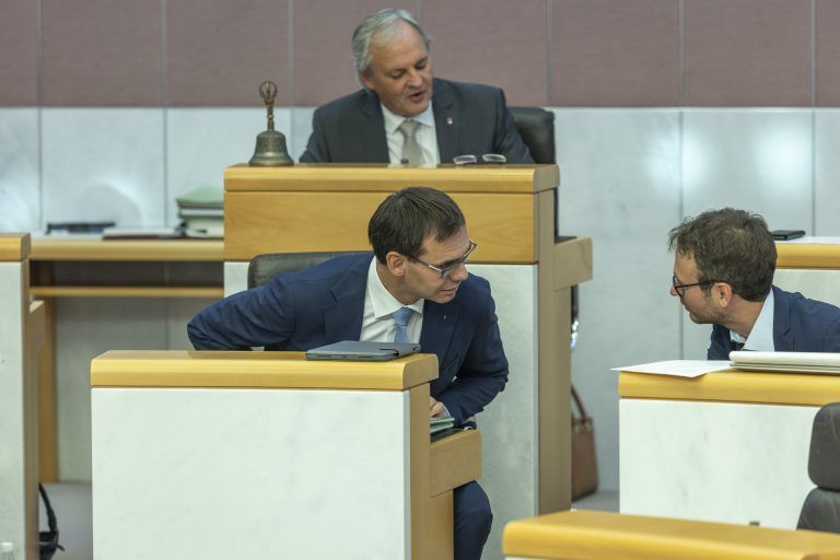 Schwarz-Grün (im Bild: Landeshauptmann Markus Wallner und Daniel Zadra) haben den Budgetvoranschlag 2023 als Regierungsvorlage einstimmig beschlossen. <span class="copyright">VN/Paulitsch</span>