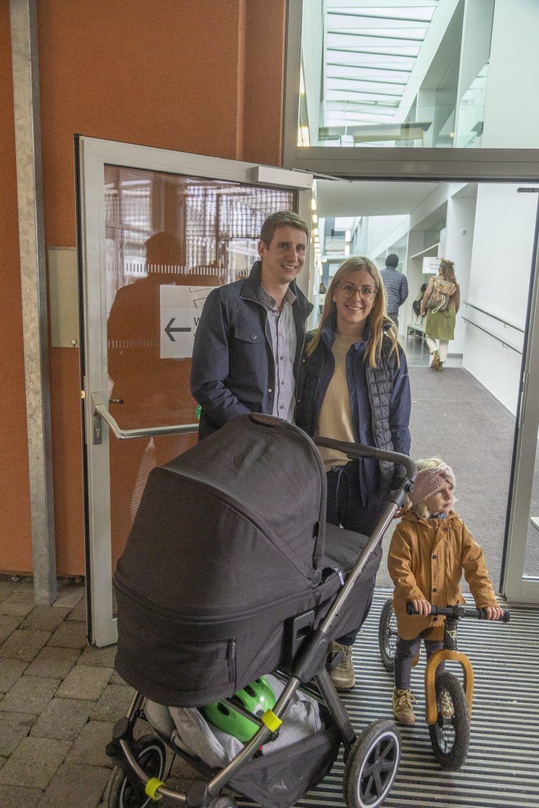 FPÖ-Kandidat Robert Blum mit Frau Fabienne und den Kindern Klara und Noah. Gelassenheit vor Bekanntgabe des Ergebnisses. <span class="copyright">VN/Paulitsch</span>