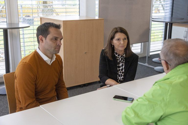 Stefan Übelhör und Heidi Schuster-Burda im VN.at-Doppelinterview. Für die Stichwahl wollen die beiden Kandidaten keine persönlichen Angriffe führen. <span class="copyright">VN/Paulitsch</span>