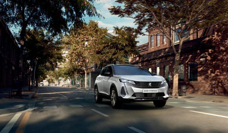 Peugeot 3008: Eine Kosmetik-Kur bescherte dem kompakten Löwen einen fast hochnäsigen Auftritt. Als Plug-in-Hybrid hat er 180, 225 oder 300 PS.