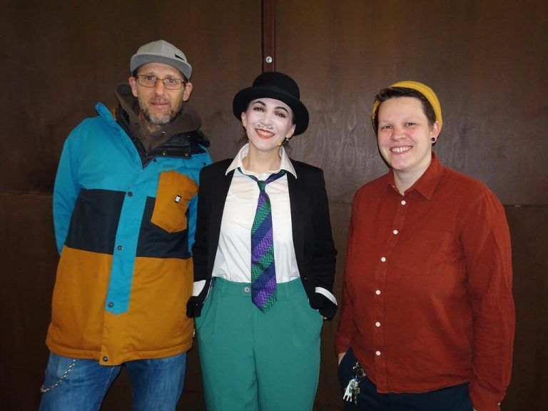 Pia Neururer mit ihren Kooperationspartnern von Caravan, Roman Zöhrer und Lisa-Marie Berkmann.
