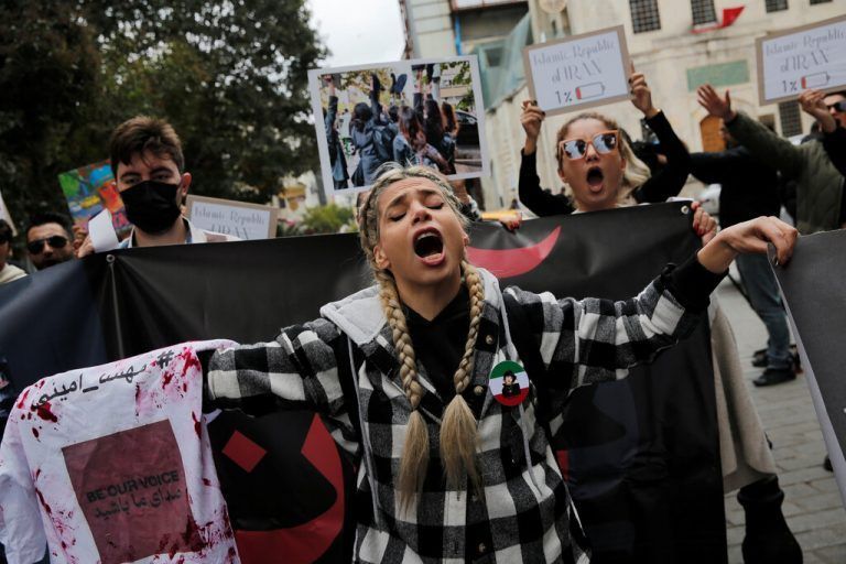 Protest zur Unterstützung der Frauen im Iran: Menschen demonstrierten beim iranischen Konsulat in Istanbul, Türkei. Reuters