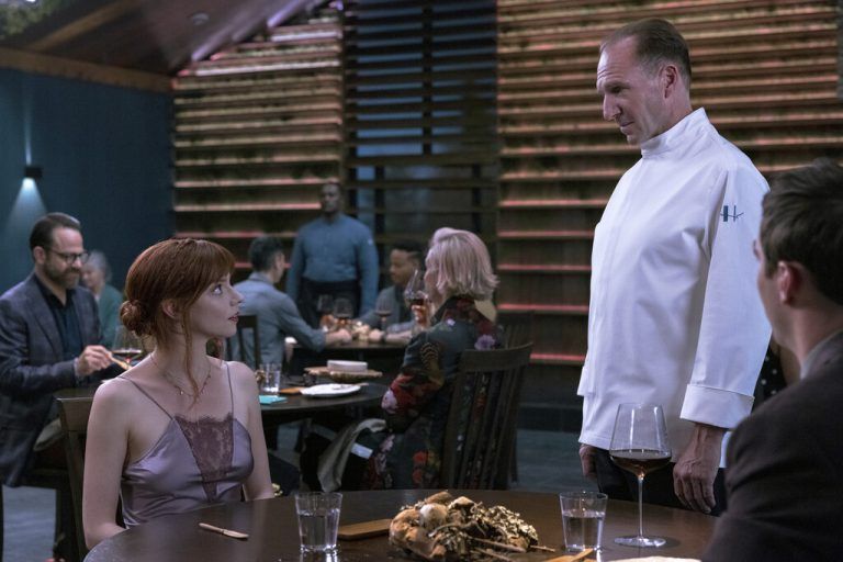 Ralph Fiennes bittet zu Tisch. Oder eher: Er befiehlt zu Tisch. ap