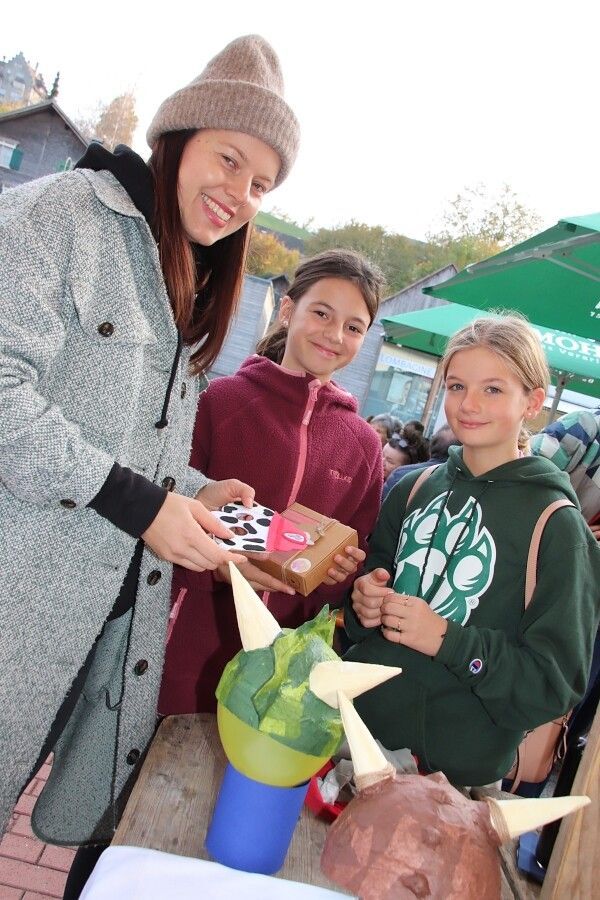 Sarah, Olivia und Mia beim Stöbern.
