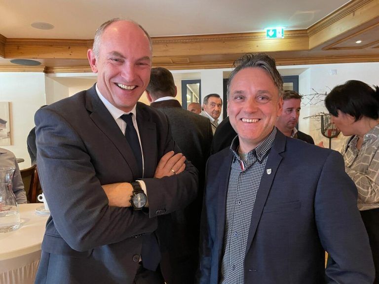 Stefan Wachter, Raiffeisenbank, mit Thomas Zudrell, Bürgermeister Silbertal.