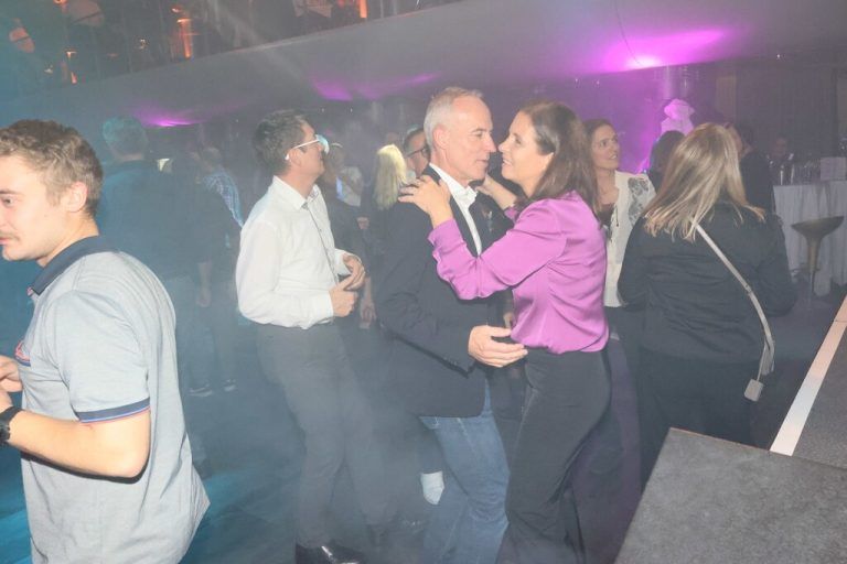Steuerberater Alfred Geismayr und Angelika auf der Tanzfläche.