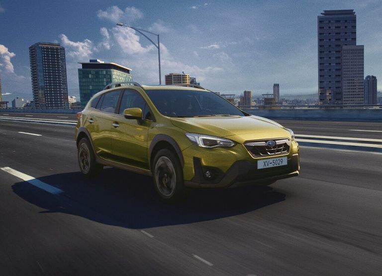 Subaru XV: urbaner Crossover, der im leichteren Gelände bestehen kann. Entweder mit 1,6- oder 2,0-l-Benziner motorisiert. Zweiterer ist ein Mildhybrid.