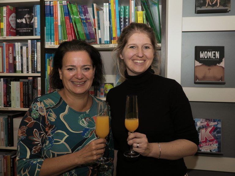 Susanne Tack (Mutter der Autorin) mit Stephanie Breuß (Tyrolia Rankweil).