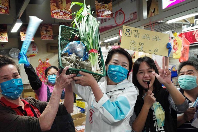 Taipeh´s Bürgermeisterkandidat, Huang Shan-shan, posiert mit einem Korb voller „Glücksgemüse“ , das von Unterstützern während einer Wahlkampfveranstaltung auf dem Huannan-Markt in Taiwans Hauptstadt überreicht wurde. AFP