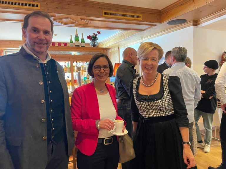 Thomas Hillbrand und Ulrike Rauch-Keschmann sowie Klaudia Zudrell.