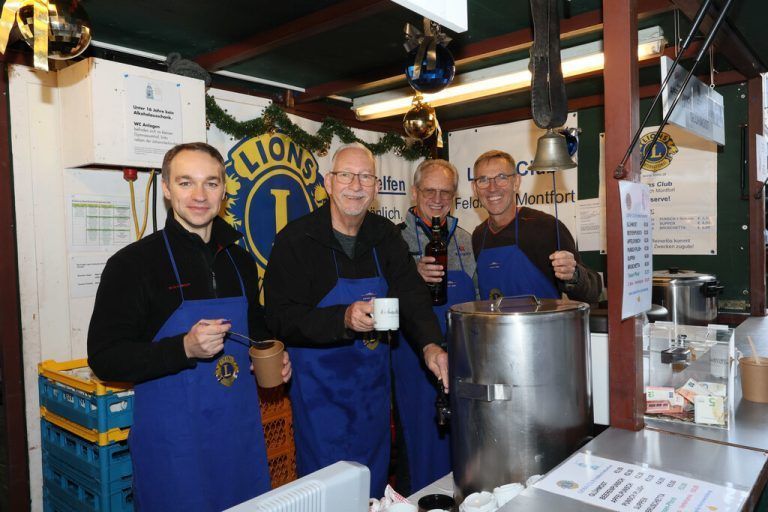 Thomas Huf, Christian Taucher, Kurt Rum und Robert Slepicka vom Lions Club sorgten für volle Tassen bei den Marktbesuchern. AMe