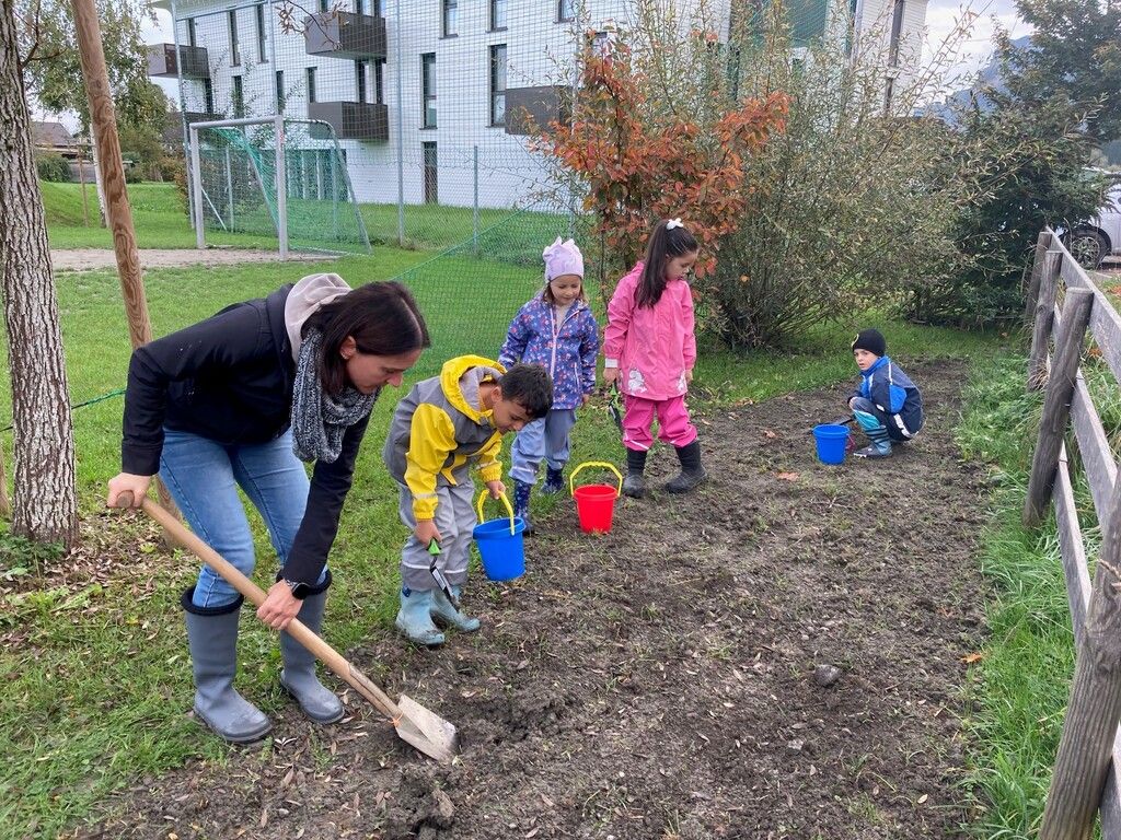 Blühstreifen neben den Spielplätzen