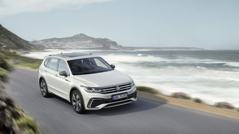 VW Tiguan: Wesentlich kantiger und deutlich sportlicher ist der Wolfsburger in seiner zweiten Generation geworden. Die gegenüber der Standard-Variante um rund zwanzig Zentimeter verlängerte Allspace-Version kann mit bis zu sieben Sitzplätzen aufwarten.